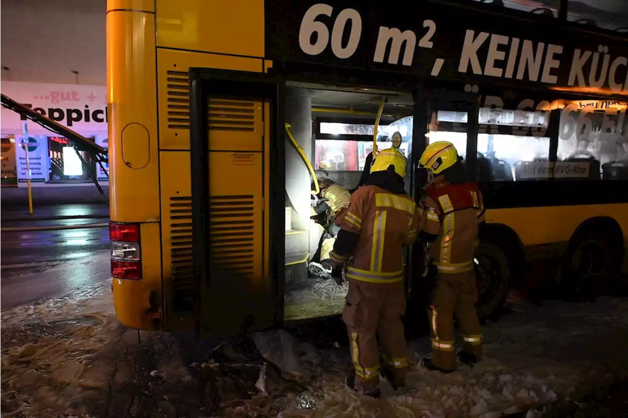 Berlin-Neukölln: BVG-Doppeldeckerbus geht in Flammen auf