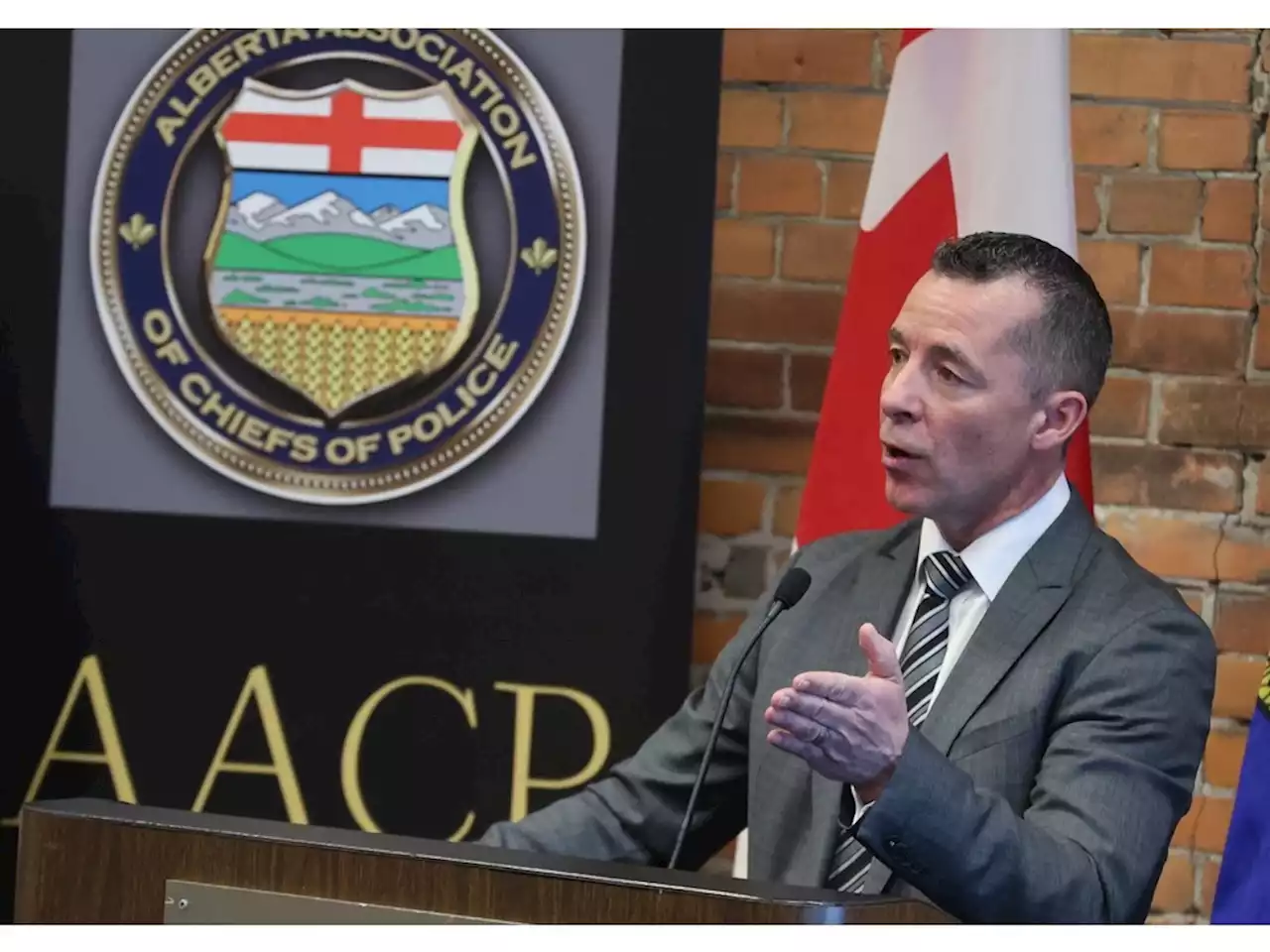 Calgary, Edmonton police services to swap officers in knowledge-sharing exercise