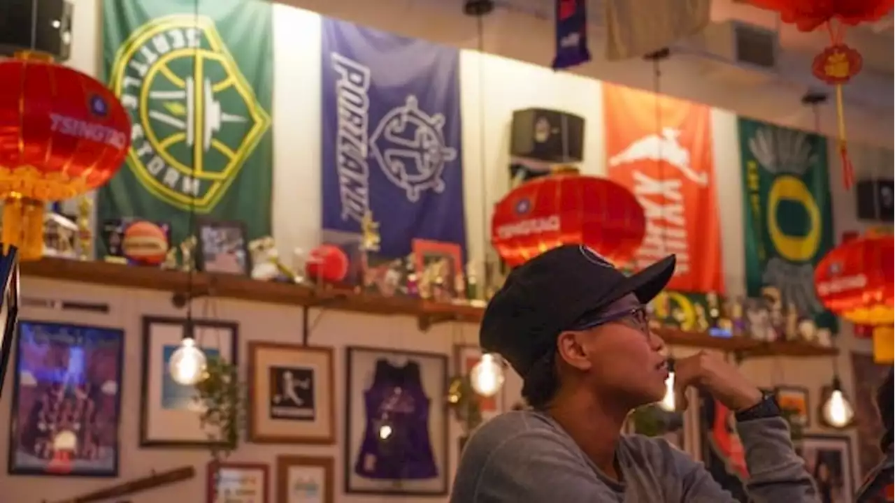 Most bars don't play women's sports. This one is levelling the playing field | CBC News