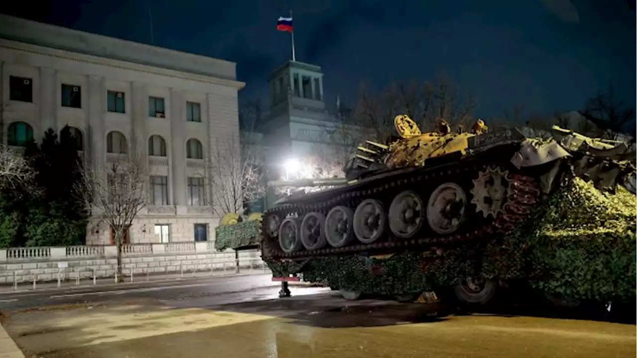 Panzerwrack aus der Ukraine vor der russischen Botschaft aufgestellt