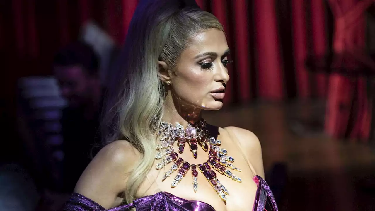 Paris Hilton violée à 15 ans : elle donne des détails épouvantables sur sa première expérience sexuelle