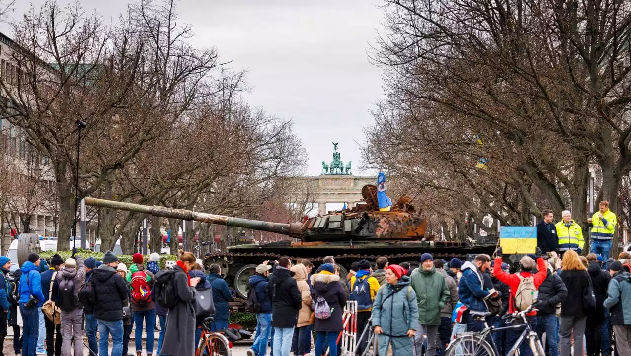 Berlin: Tausende bei Anti-Kriegs-Demo vor dem Brandenburger Tor