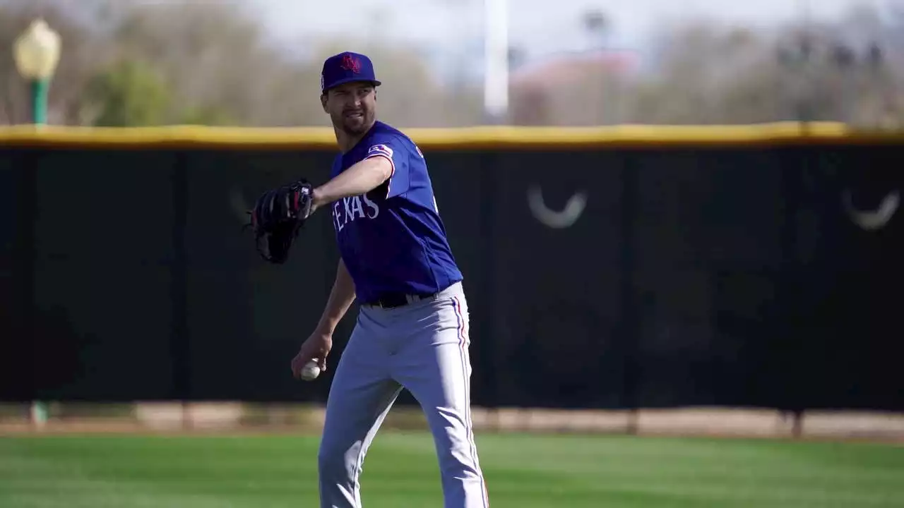 Rangers pitcher Jacob deGrom throws first bullpen session of 2023