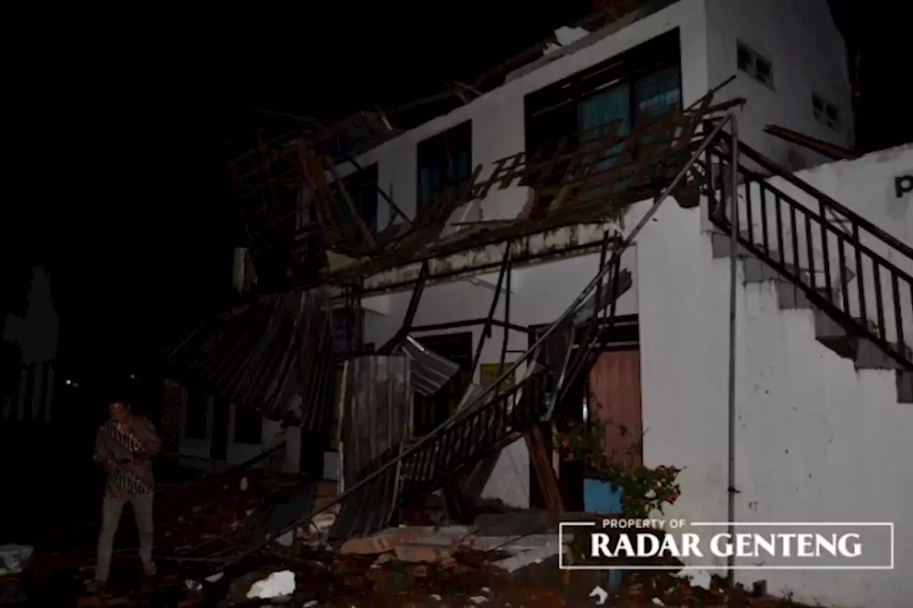 Gedung 2 Lantai di Kantor Camat Ambruk