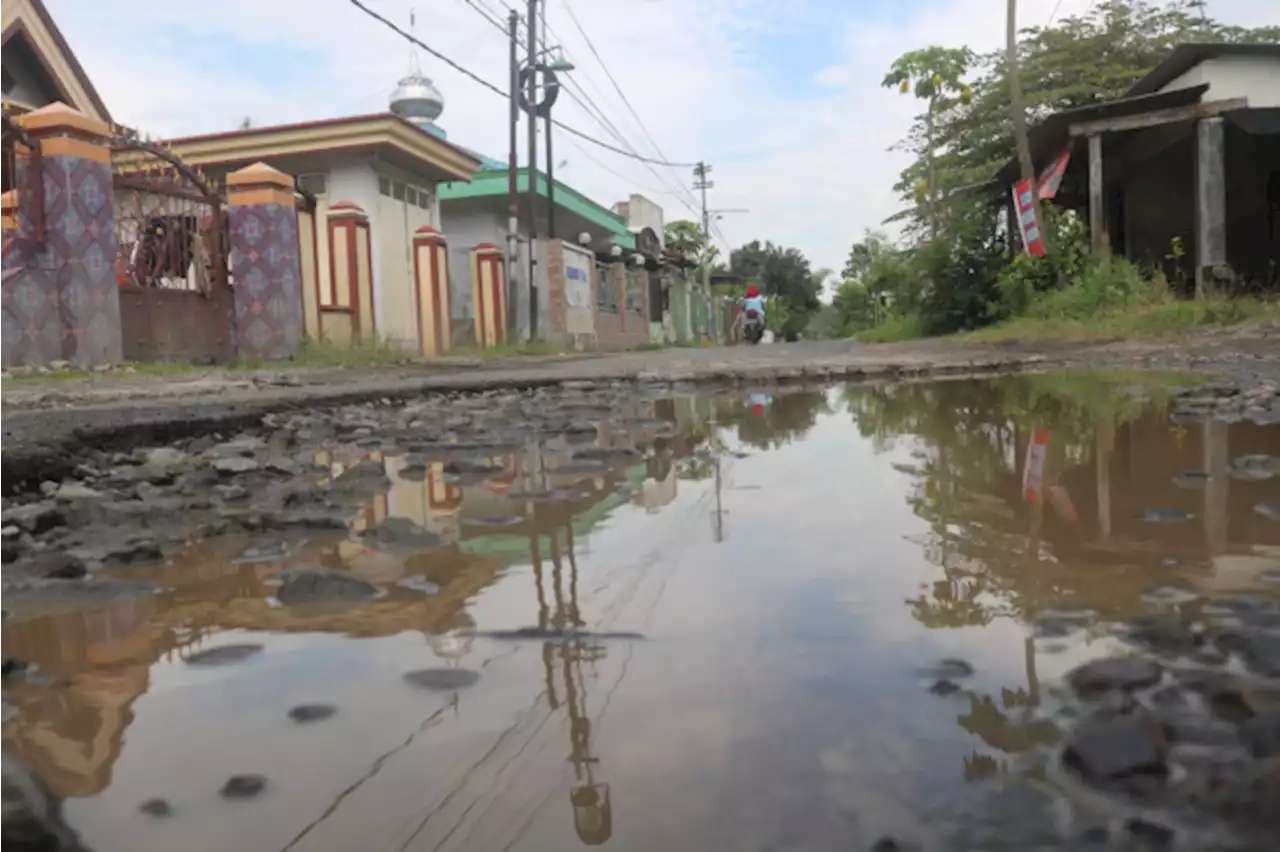 Jalan Kabupaten di Mojokrapak Rusak Berat, Warga: Kayak Kolam Ikan