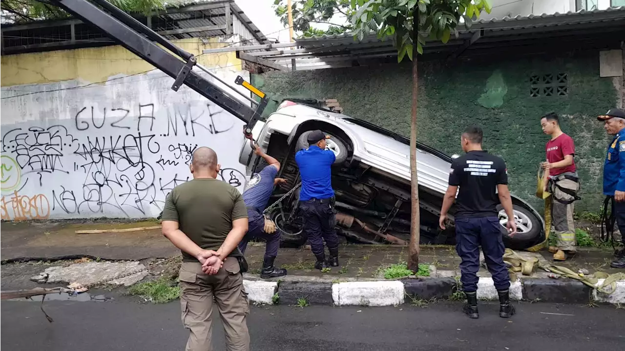 Sopir Mengantuk, Mobil Terios di Bandung Terperosok ke Parit