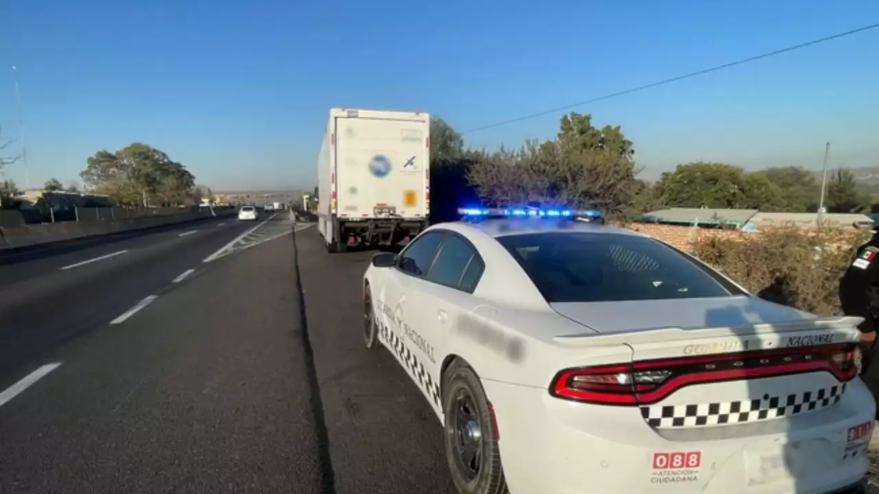 Asaltan y secuestran a trailero; Guardia Nacional lo rescata