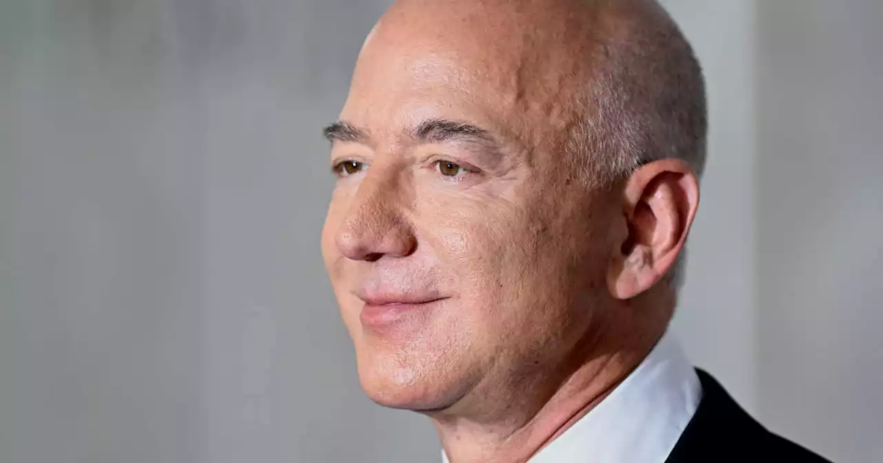 Jeff Bezos décoré de la légion d’honneur en catimini : « En reconnaissance de quoi, Emmanuel Macron ? »