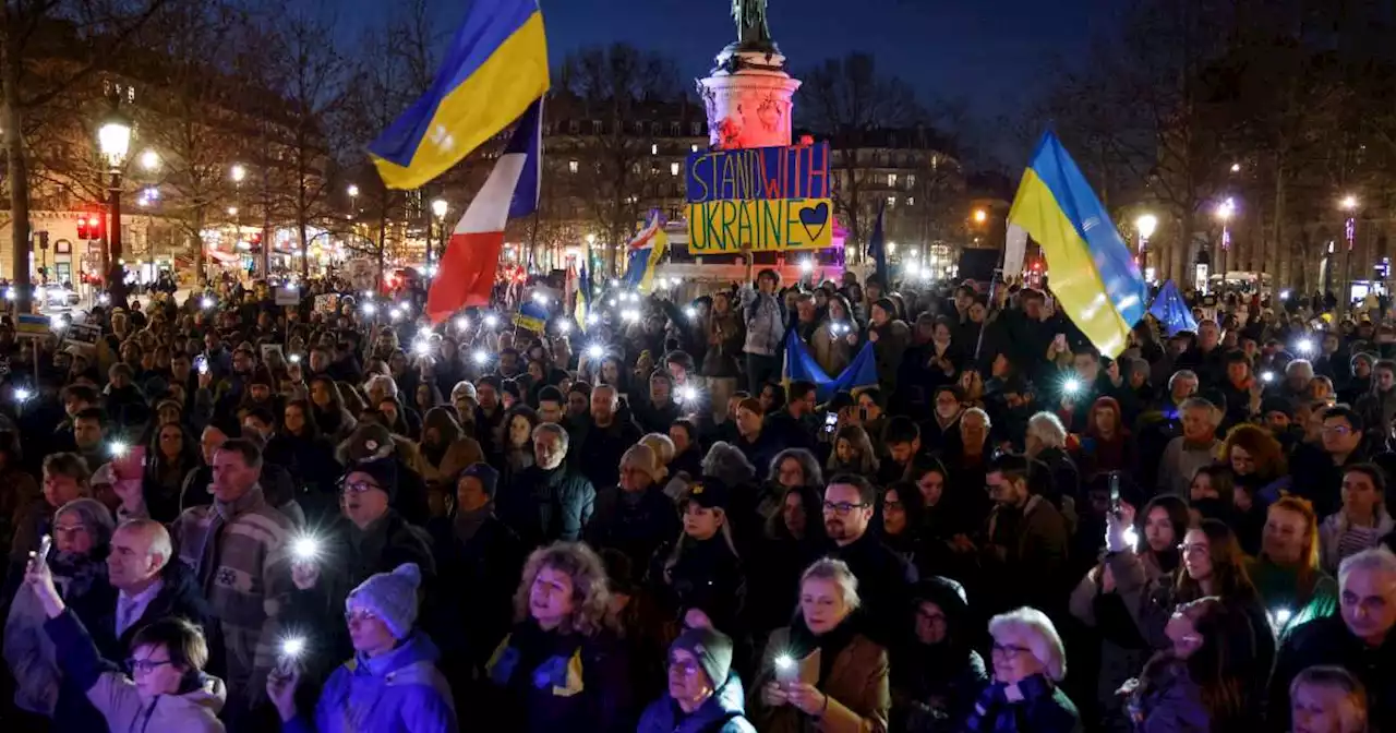 Un rassemblement à Paris en hommage à la résistance « héroïque » du peuple ukrainien, un an après le début de la guerre