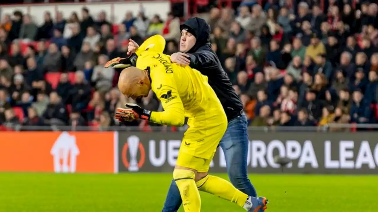 De no creer: un hincha entró a pegarle al arquero del Sevilla