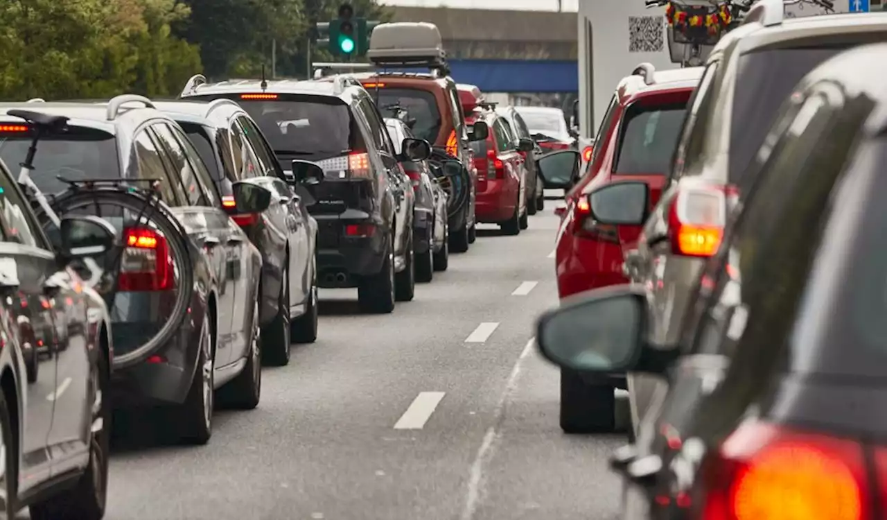 Ölspur! 15 Kilometer Stau auf A7 in Hamburg