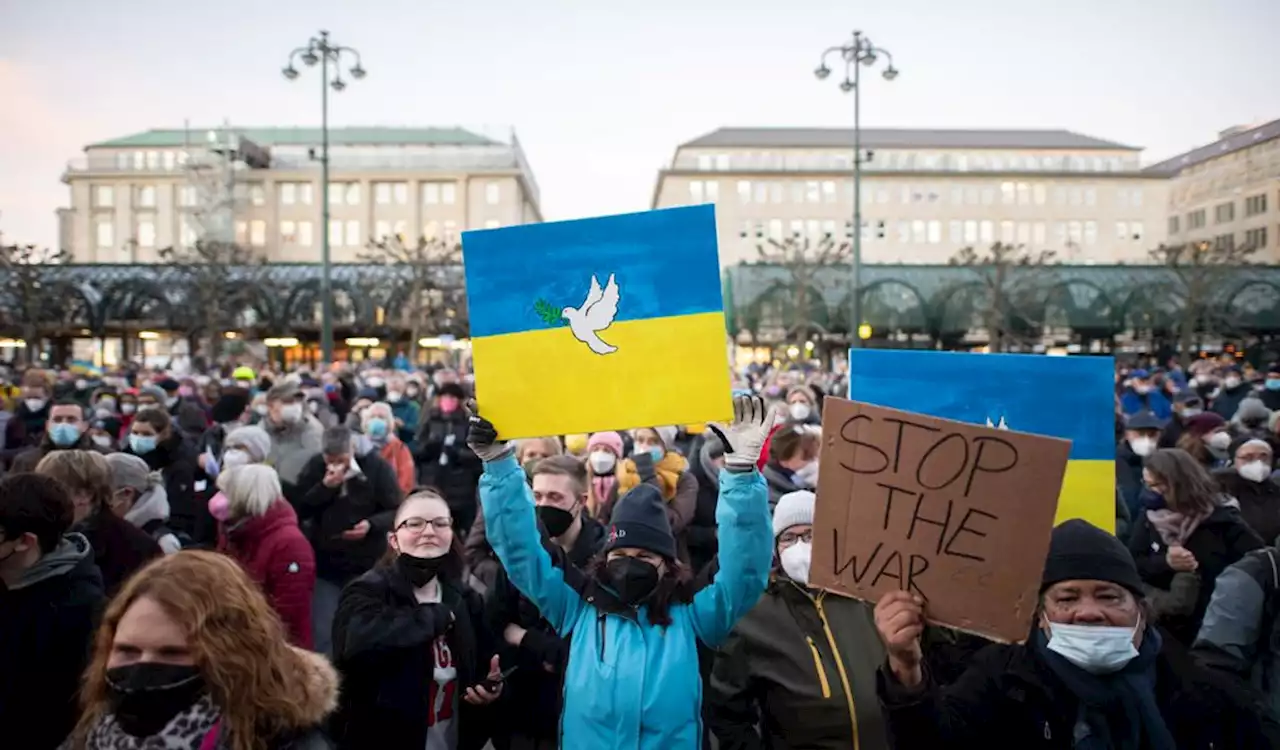 Schiffshörner, ukrainische Hymne, Bahnen halten an: Heute steht Hamburg still