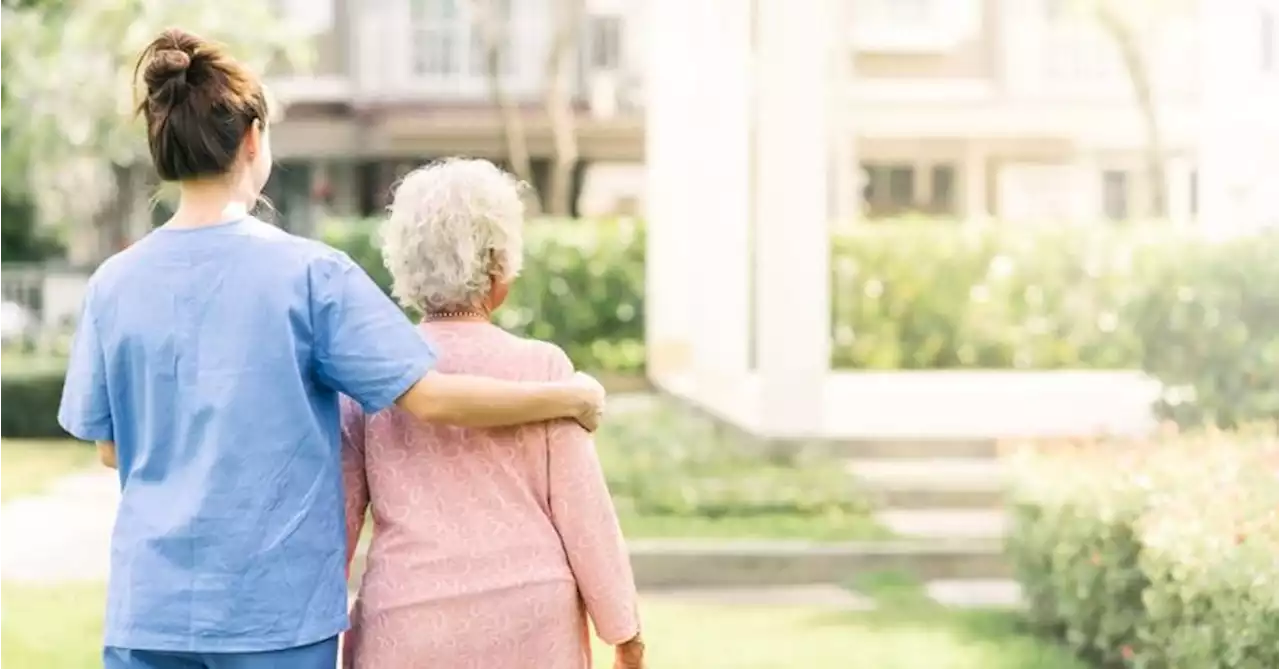 Famiglie in cerca di aiuti per far fronte ai costi più alti per le badanti