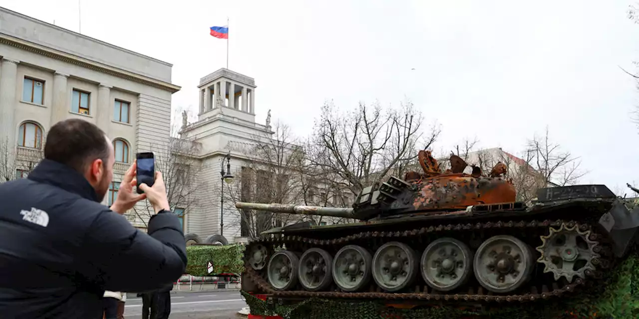 Panzerwrack vor russischer Botschaft: Mahnmal aus 44 Tonnen Schrott