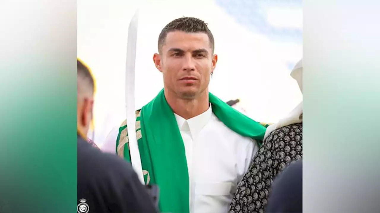 Gaya Cristiano Ronaldo Pakai Gamis dan Pegang Pedang Scimitar