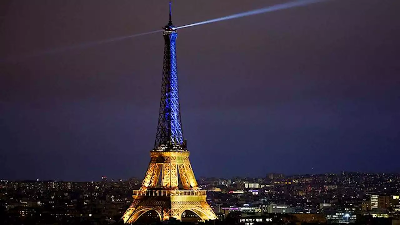 Menara Eiffel Peringati Satu Tahun Invasi Rusia ke Ukraina