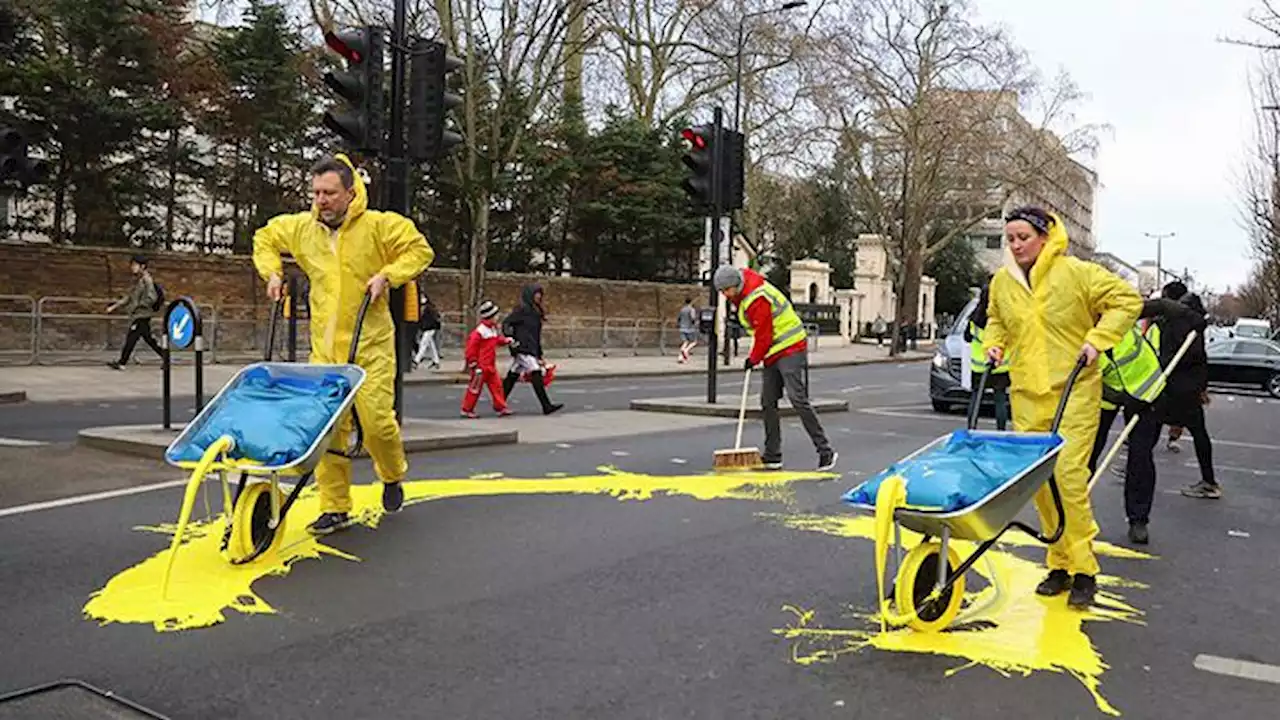 Satu Tahun Invasi Rusia, Aktivis Tebar Cat Berwarna Bendera Ukraina di Jalanan London