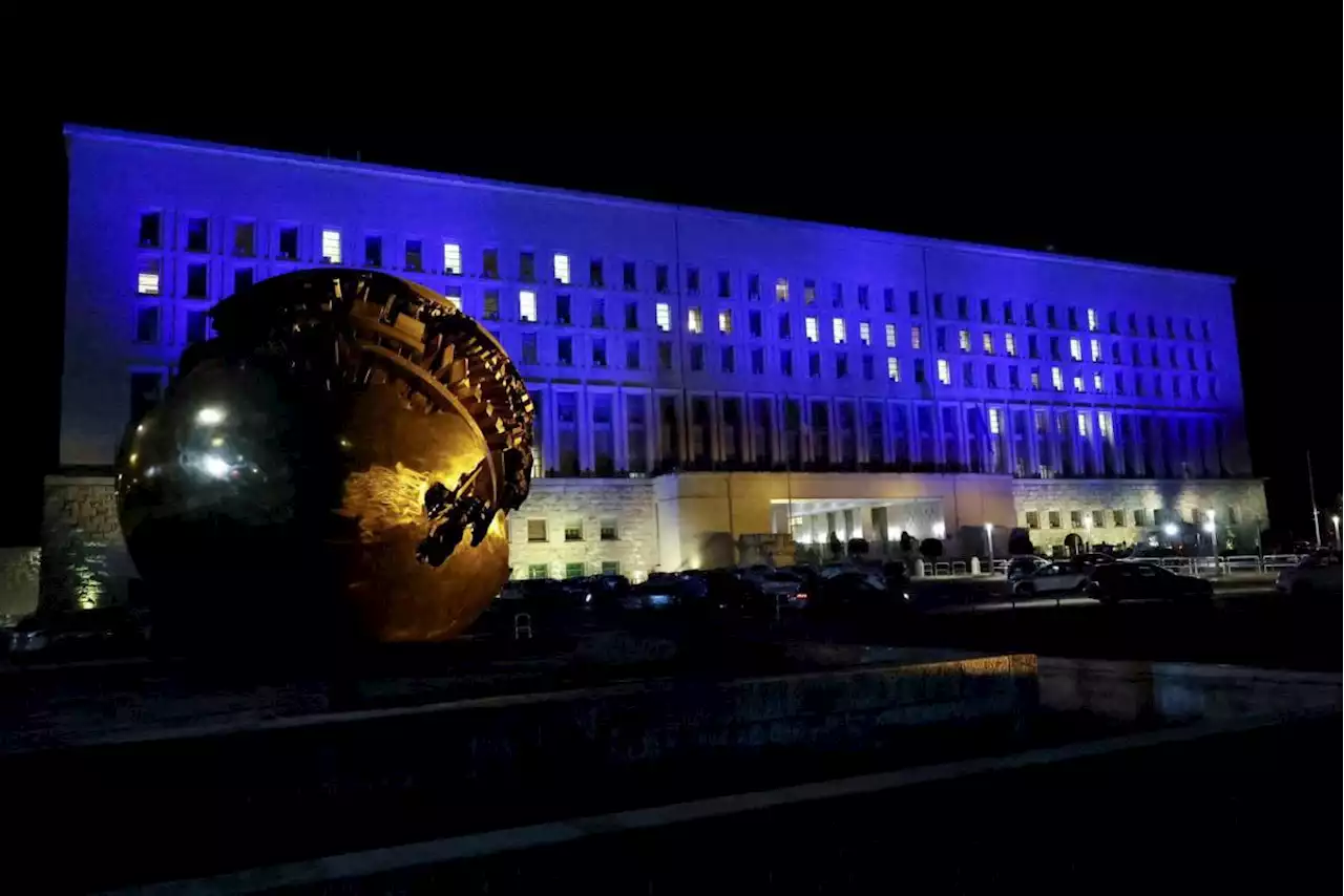 Por el aniversario del primer año de la guerra en Ucrania, instituciones y monumentos se iluminan de bandera ucraniana