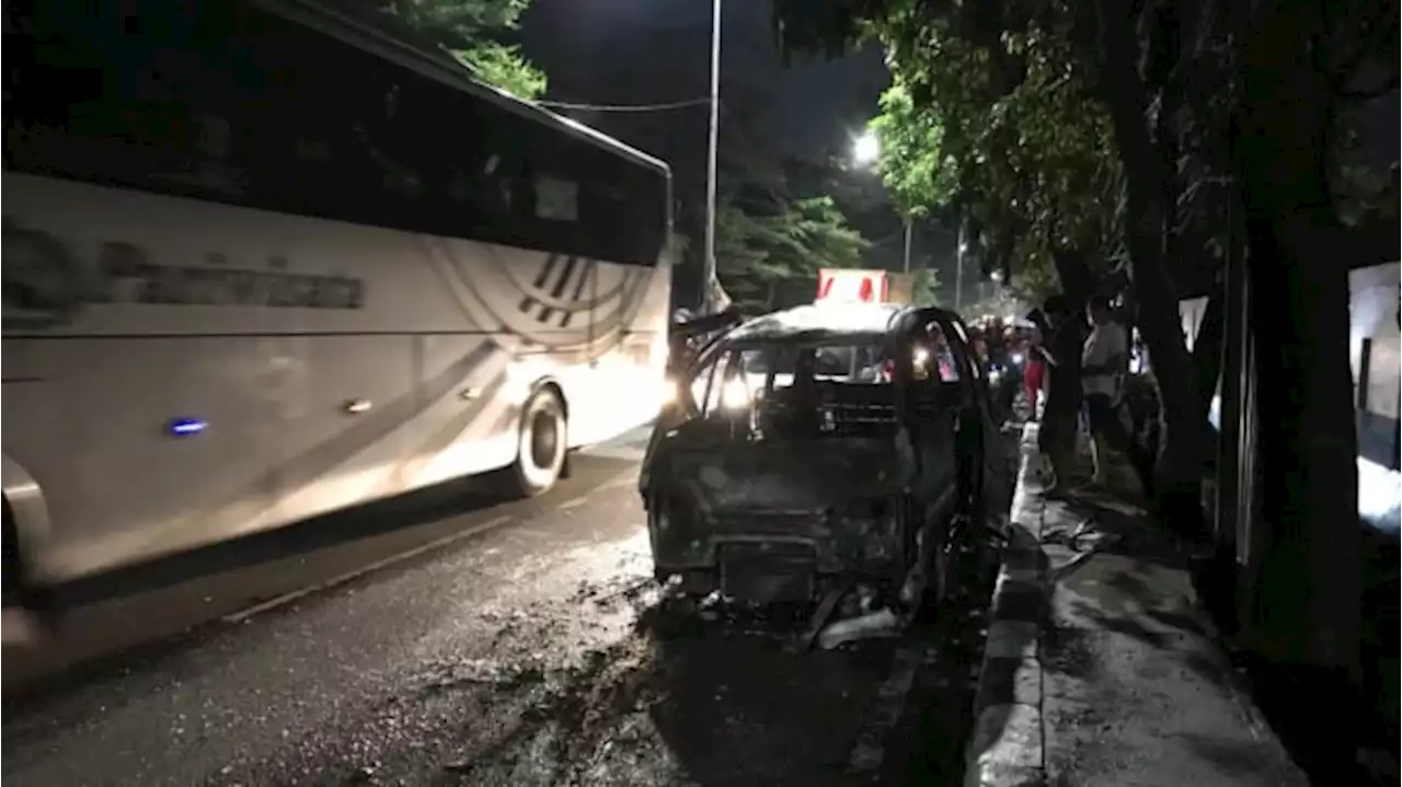 Korsleting Kabel, Sebuah Minibus Terbakar di Jalan Raya Bogor