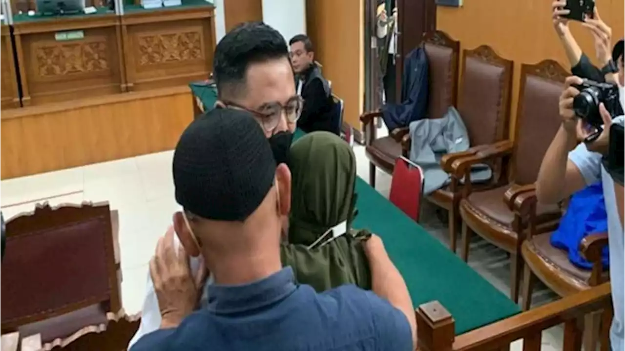 Tangis Ibu Peraih Adhi Makayasa Irfan Widyanto Pecah Jelang Sidang Vonis Anaknya