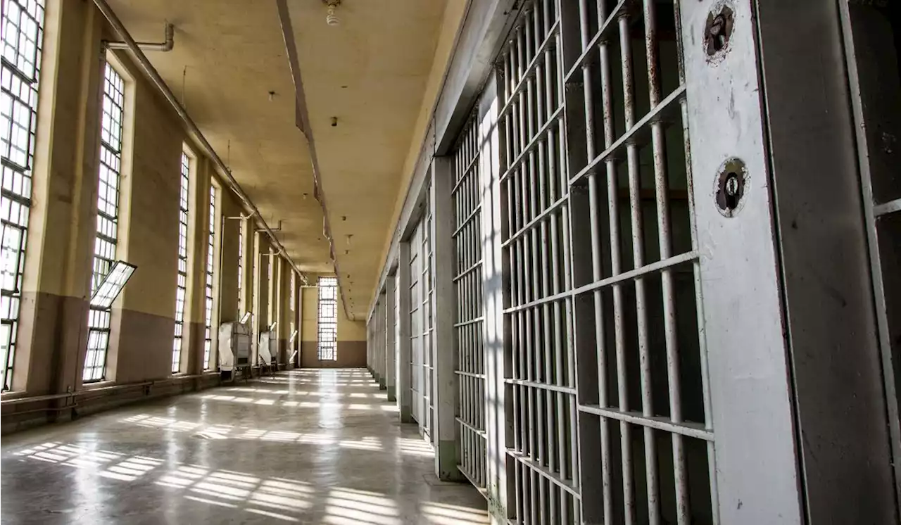 U.S. prison population fell 10th straight year in 2021