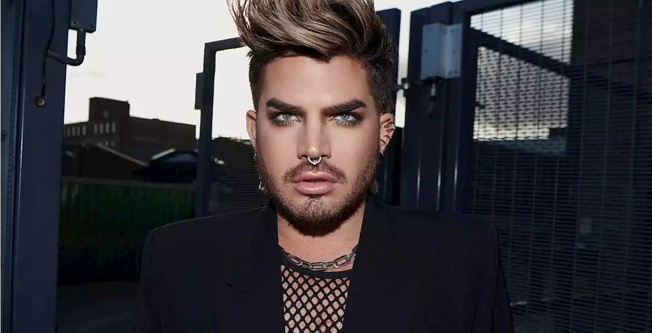 Adam Lambert - Es trommelt auf die zu enge Latexhose