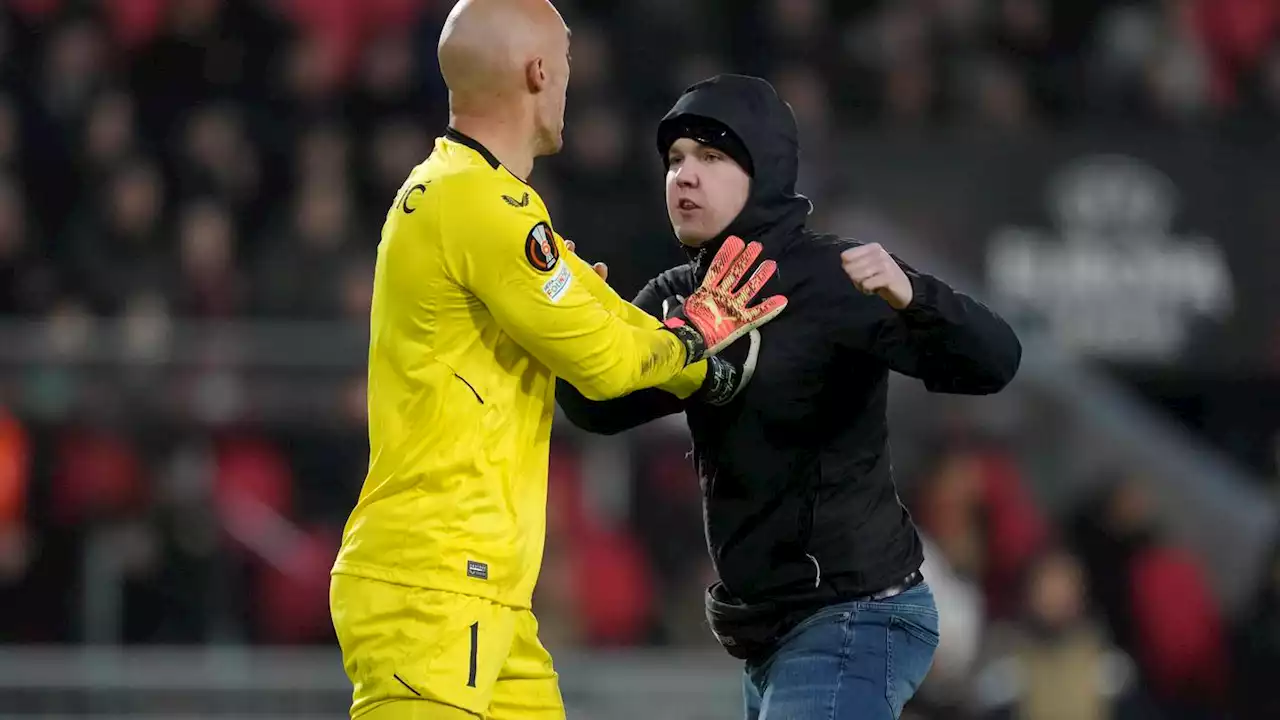 PSV fan punches Sevilla goalkeeper Marko Dmitrović, who instantly takes him down