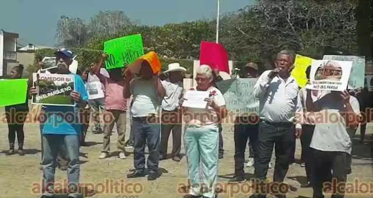 En su cumpleaños, le regalan protesta al Alcalde de Chontla