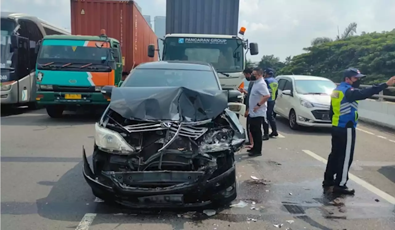 Innova Tabrak Truk di Tol Solo-Ngawi, 4 Orang Tewas