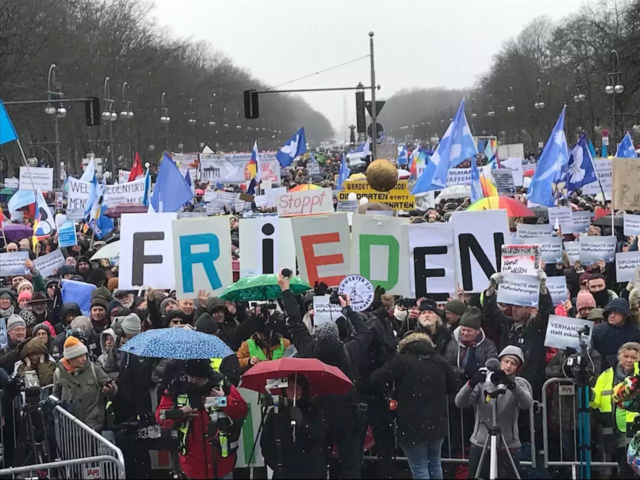 Berlin: Wagenknecht-Demo hat begonnen, Polizei im Großeinsatz