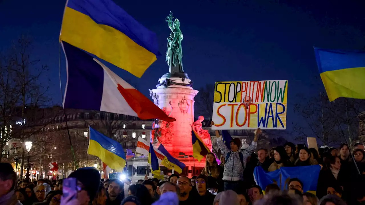 Paris: des centaines de personnes rassemblées en hommage à la résistance 'héroïque' du peuple ukrainien