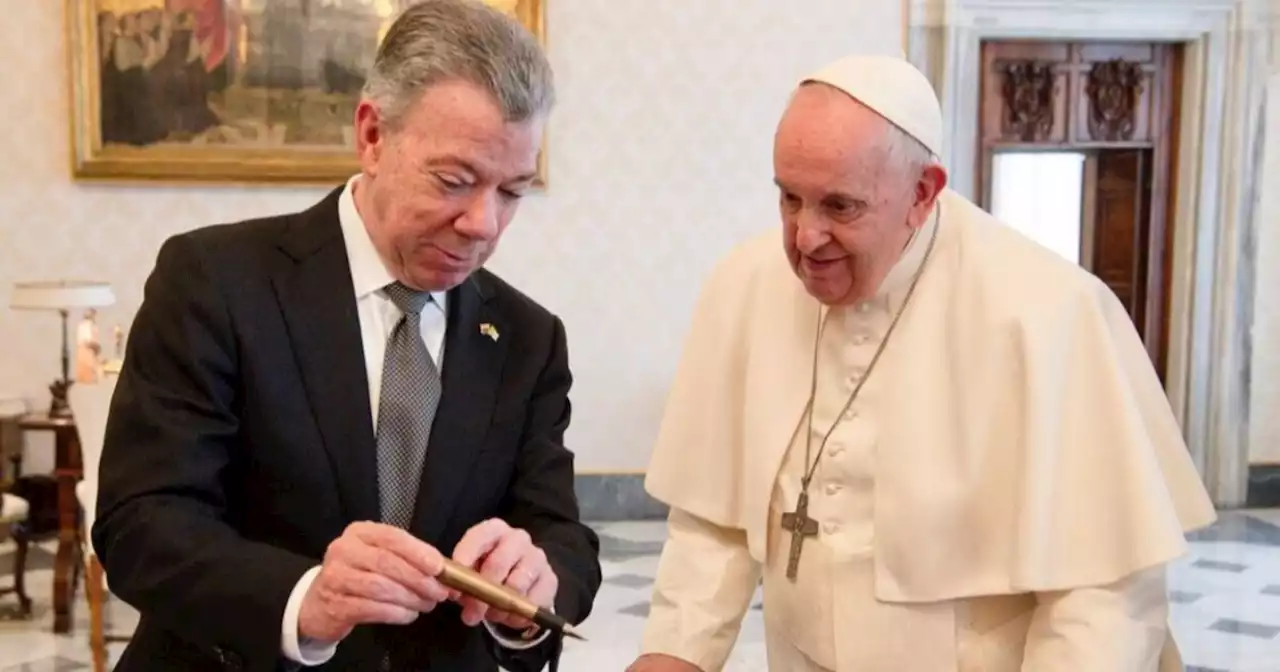 Expresidente Juan Manuel Santos se reunió con el papa Francisco; le regaló el ‘balígrafo’