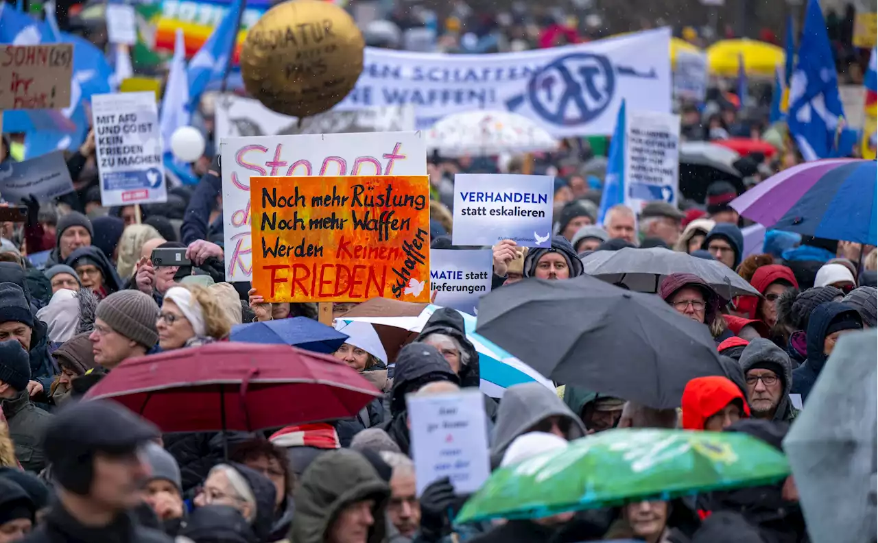 Tausende bei umstrittener Wagenknecht-Schwarzer-Demo in Berlin