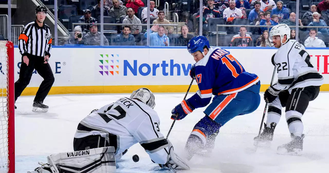 Kings use 3-goal second period to power past Islanders