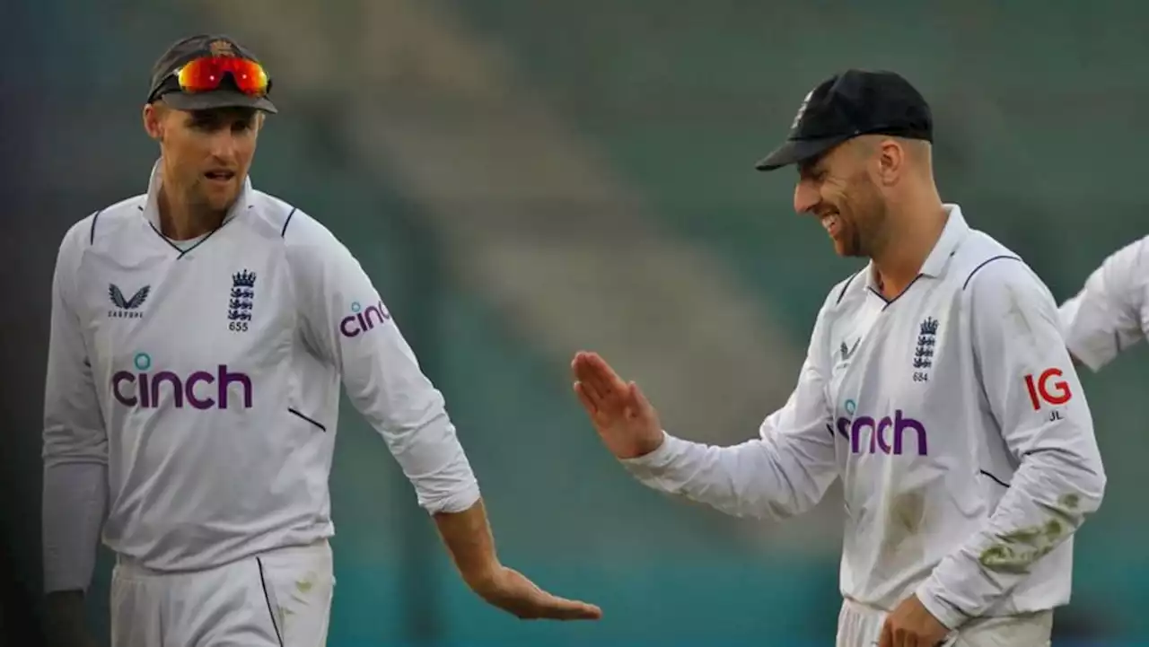 Root shines before New Zealand collapse in second test