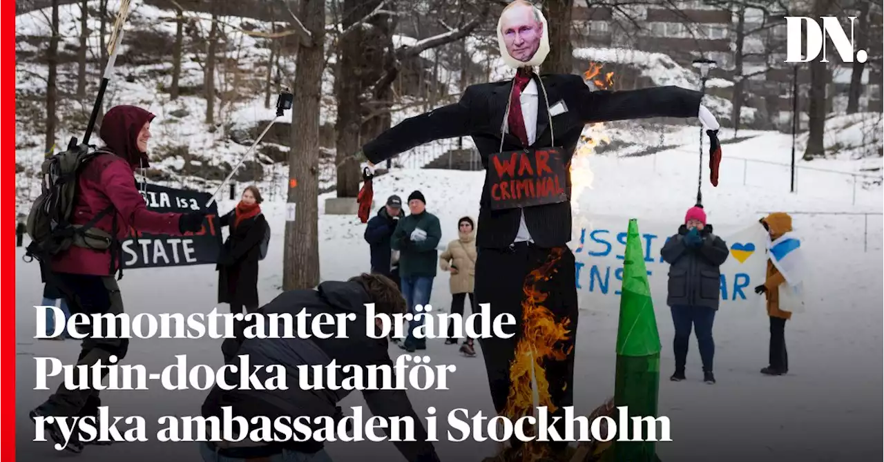 Demonstranter brände Putin-docka utanför ryska ambassaden i Stockholm