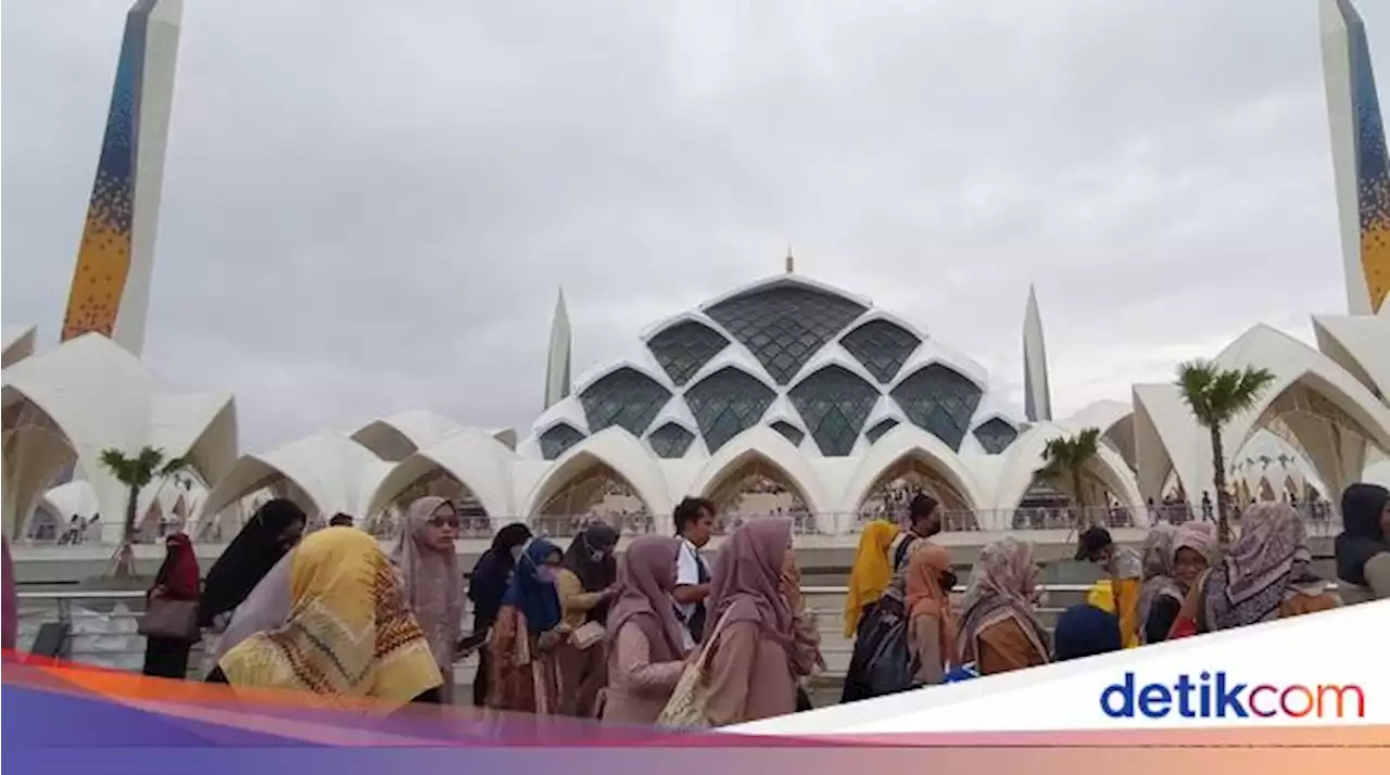 Jelang Ditutup, Masjid Al Jabbar Masih Diserbu Warga