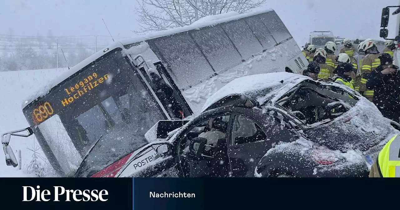 Zwei Tote bei Zusammenstoß von Auto mit Postbus in Salzburg