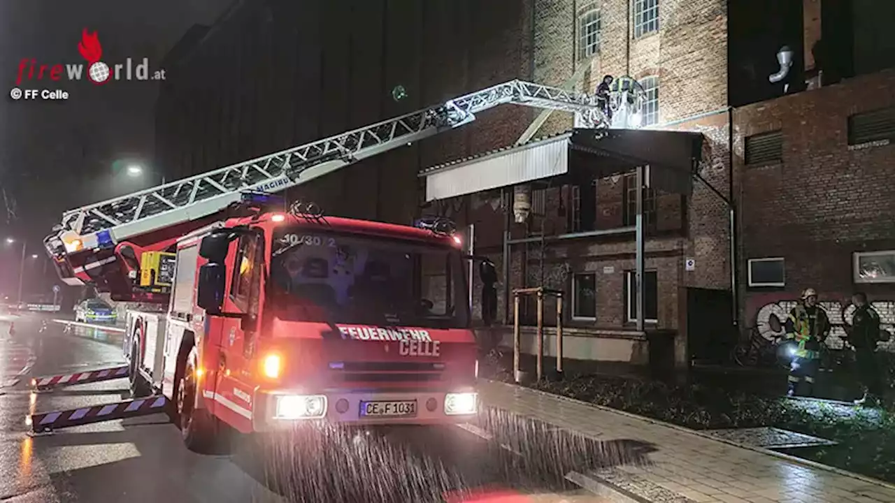 D: Feuerwehr in Celle rettet Person vom Dach