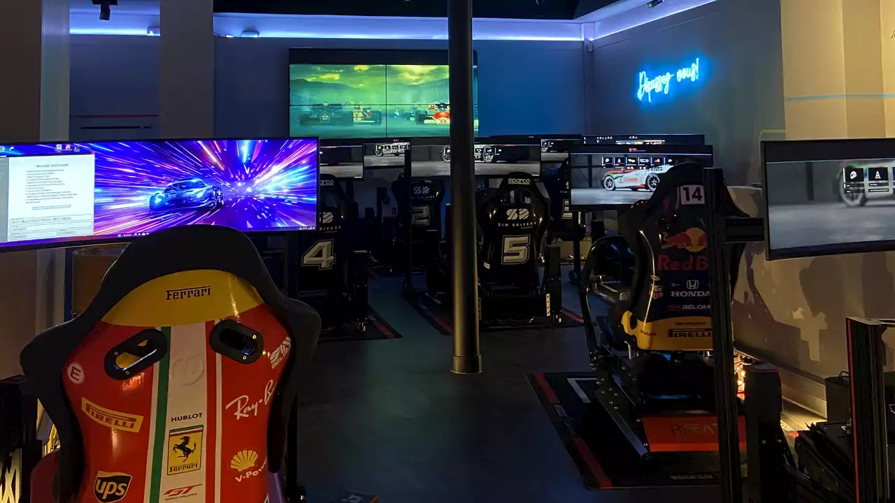 On a testé Sim Drivers, la première expérience de conduite virtuelle de Formule 1 en plein centre de Paris