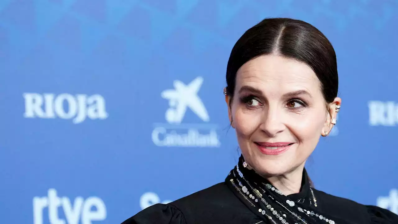 Juliette Binoche, 58 ans, ose la robe cintrée immaculée et bluffe tout le monde