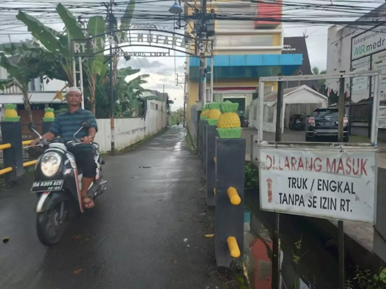 Bosan Mengeluh Belasan Tahun, Warga Inisiatif Perbaiki Sendiri Jalan yang Rusak