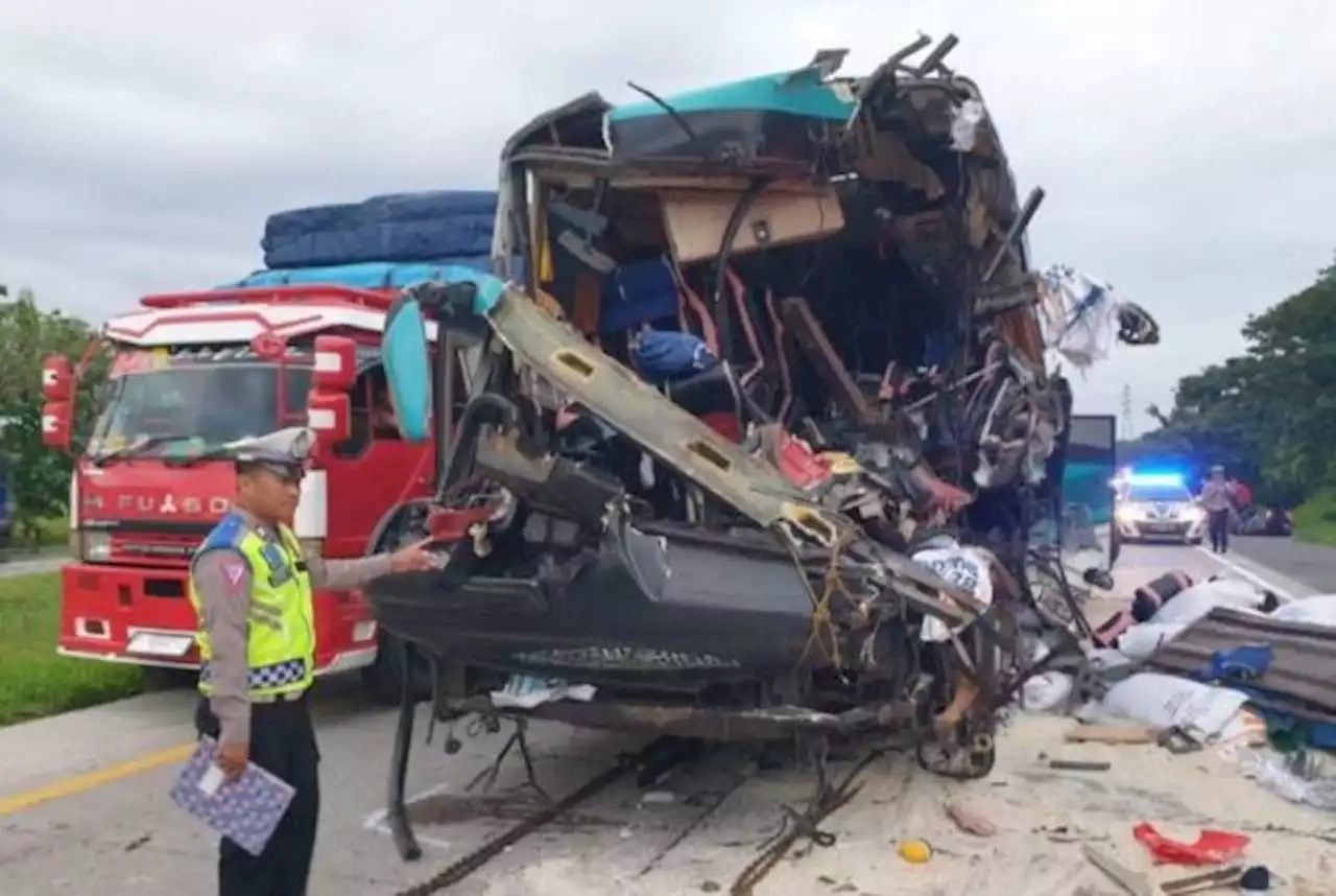 Bus Tabrak Belakang Truk, 5 Tewas di Tol Cipali