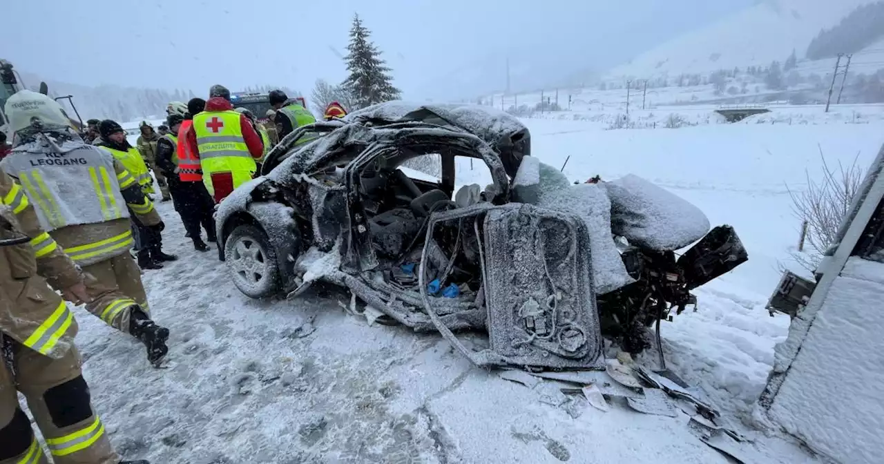 Auto gegen Postbus: Zwei Tote bei tragischem Unglück in Salzburg