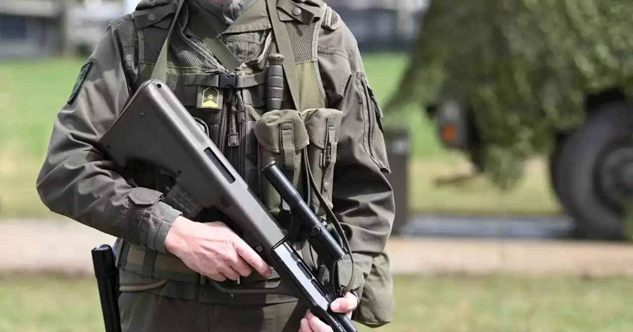 Soldat in OÖ stach Kamerad mit Regenschirm ins Gesicht