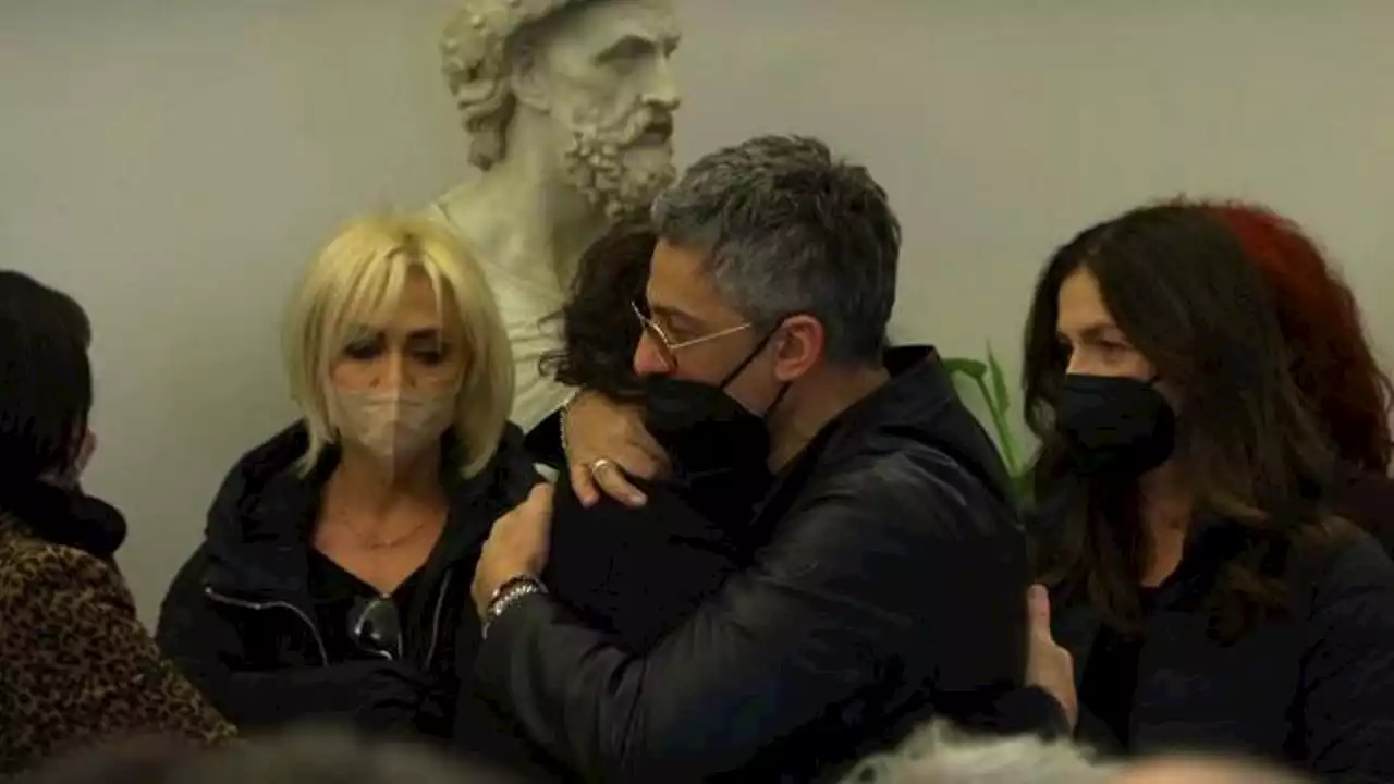 Fiorello arriva in Campidoglio e abbraccia i parenti del giornalista