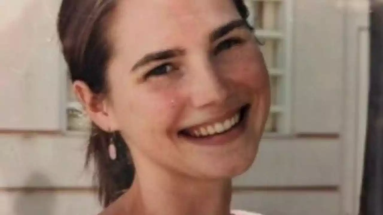 Il sorriso e le sbarre: Amanda Knox pubblica sui social le foto in carcere