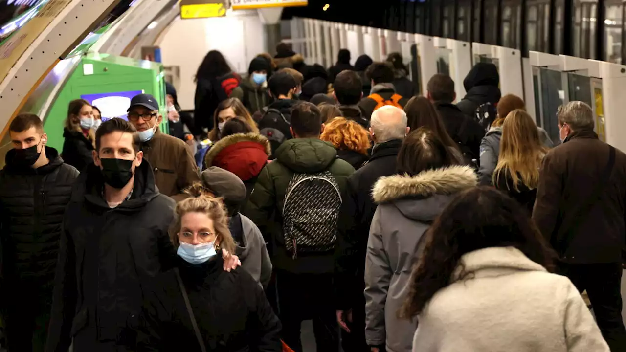 Paris : un homme toujours en fuite après avoir menacé avec un pistolet les passagers du métro