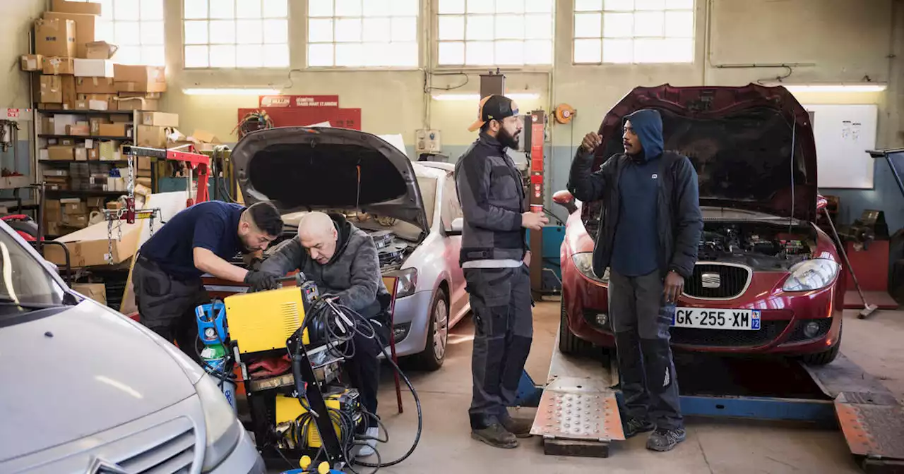 Dans un garage solidaire de l’Essonne, des salariés en insertion réparent les voitures des précaires