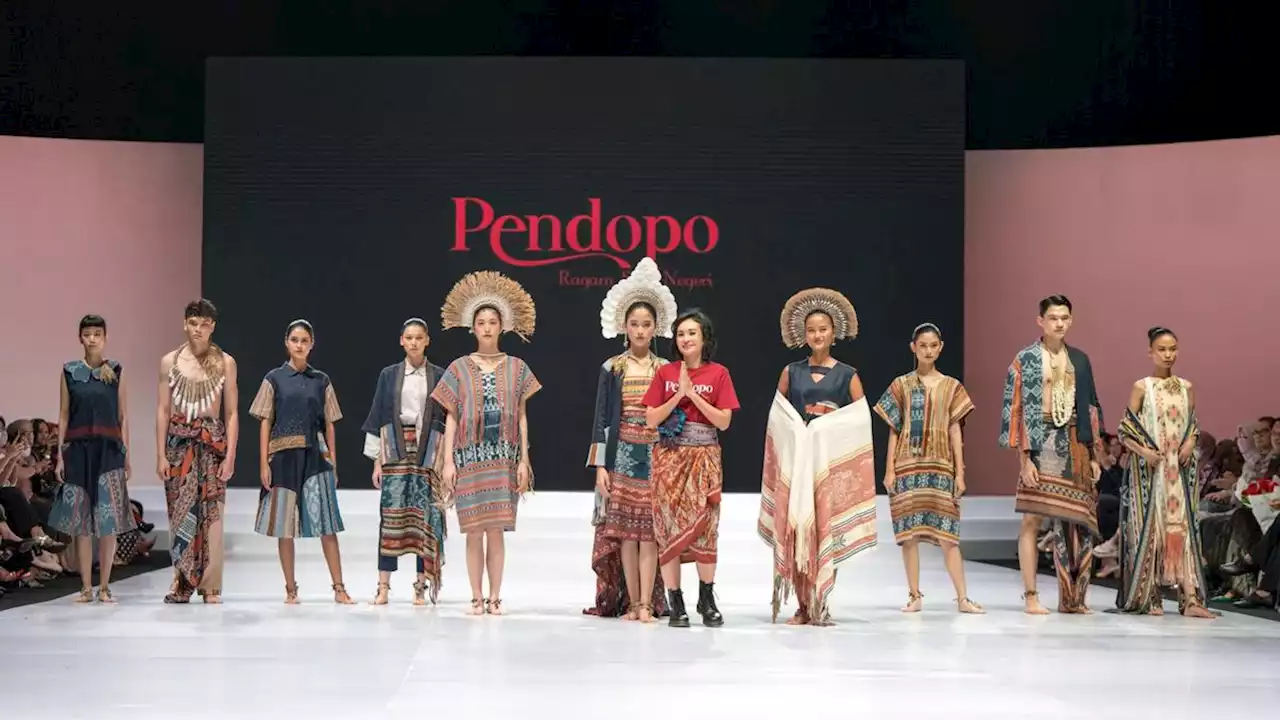 Tenun Ikat Sikka Bersinar di Panggung Indonesia Fashion Week 2023